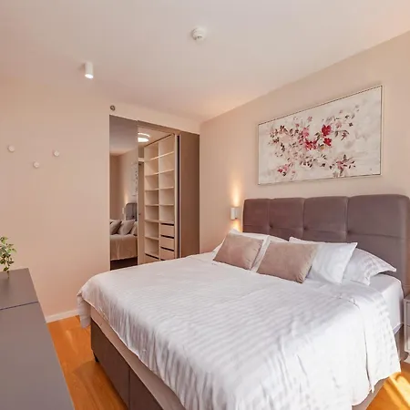 Floramye - Three Bedroom With Balcony Daire *